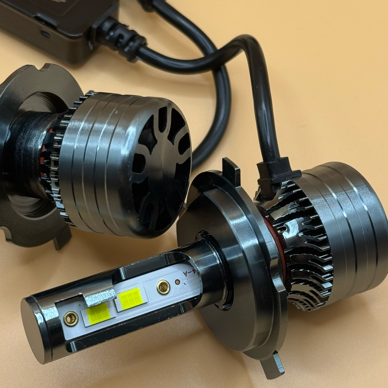 Лампа светодиодная AED9 цоколь H4, 2 штуки